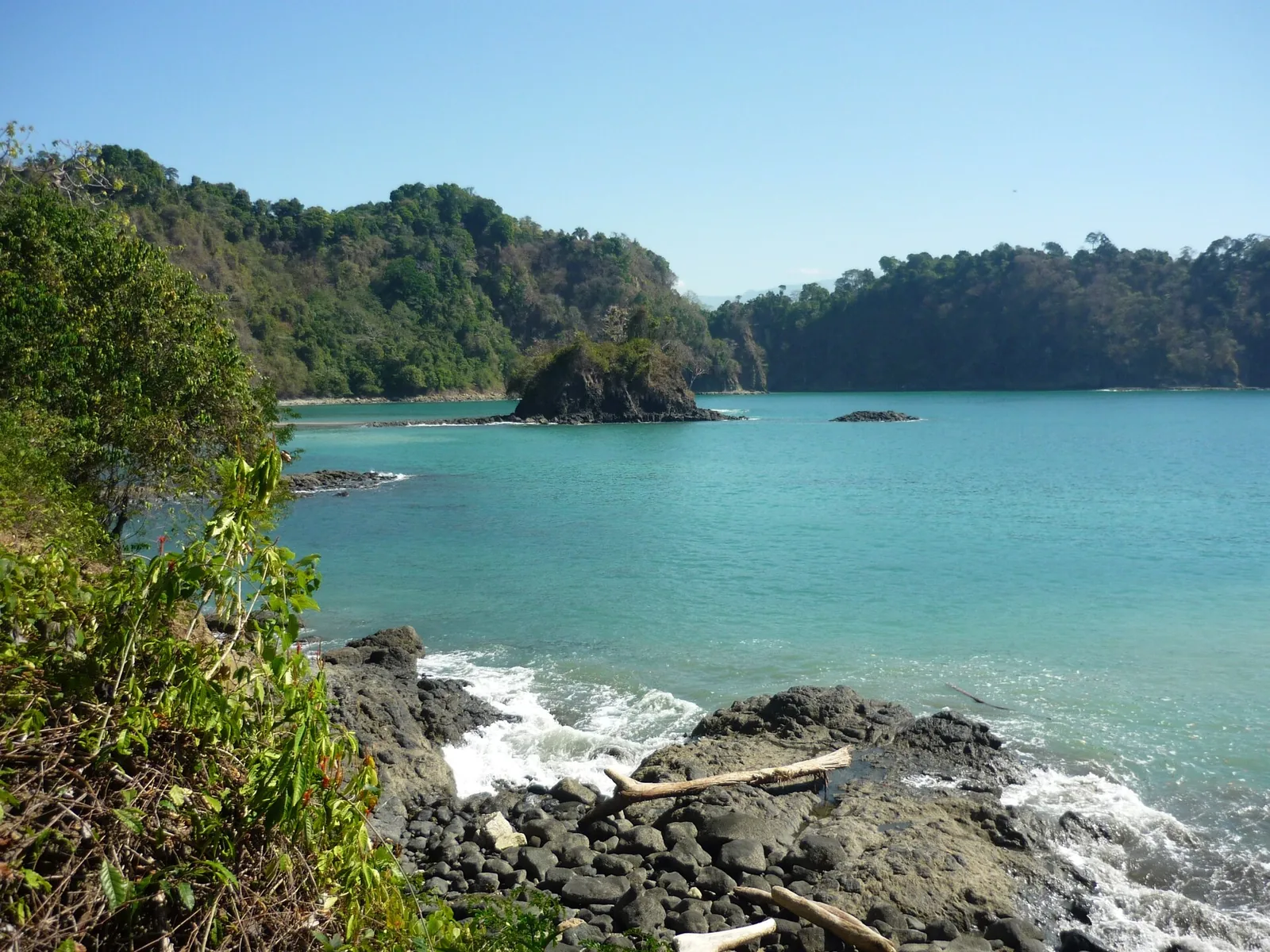 Blick auf die Bucht Puerto Escondido im Manuel-Antonio-Nationalpark mit Felsen und Wald
