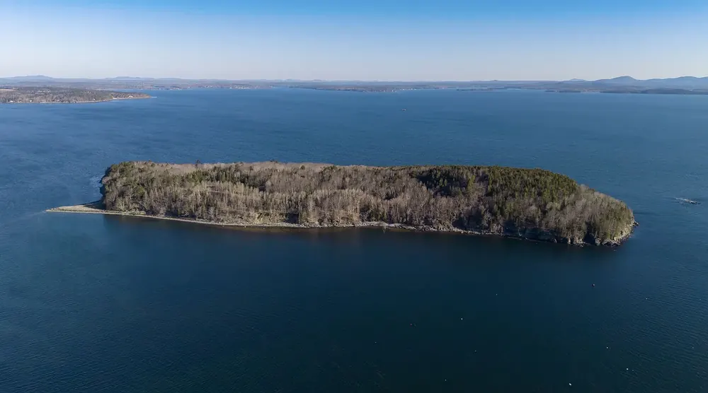 Luftaufnahme von Bar Island: bewaldete, unbewohnte Gezeiteninsel im tiefblauen Wasser vor Bar Harbor
