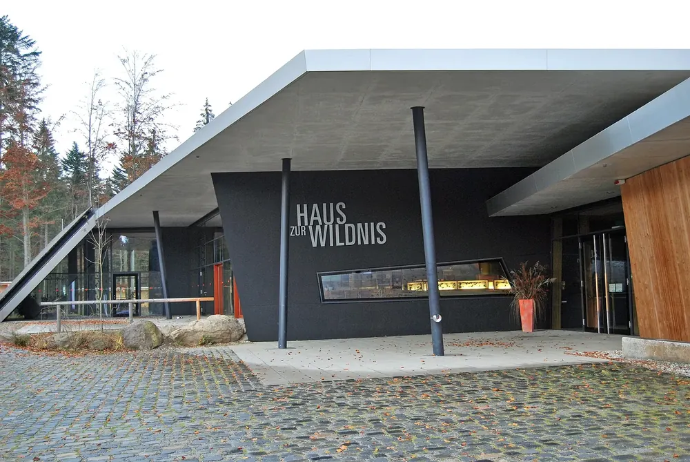 Eingang des Nationalparkzentrums Haus zur Wildnis in Ludwigsthal: moderner Bau mit weit auskragendem Dach