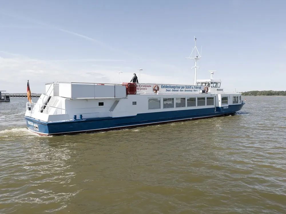 Ausflugsschiff Svantevit im Hafen von Ribnitz-Damgarten am Saaler Bodden, dahinter flaches Ufer