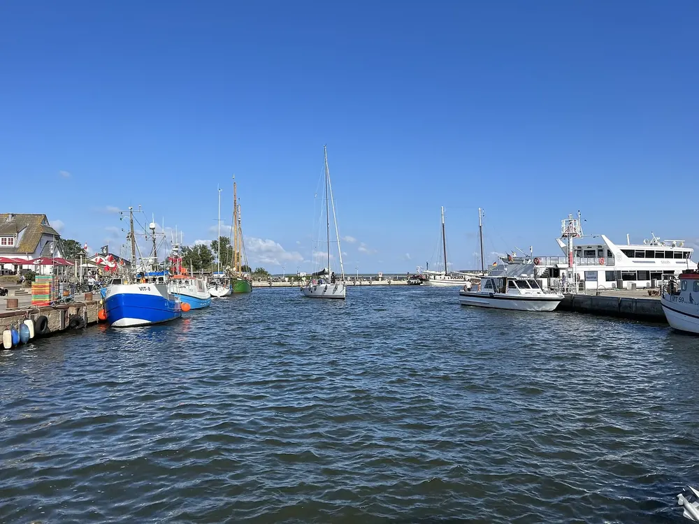Hafen von Vitte auf Hiddensee mit Fischkuttern, Segelbooten und einem Fahrgastschiff am Kai