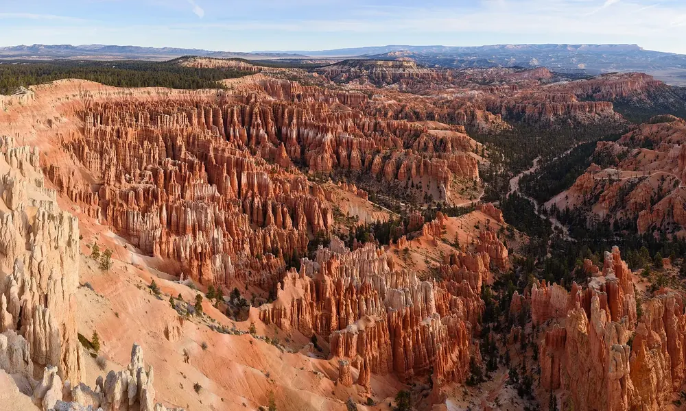 Panorama vom Inspiration Point über das Bryce Amphitheater mit unzähligen roten und weißen Hoodoos