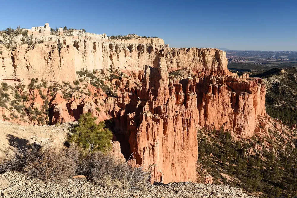 Paria View: helle und rötliche Felswände mit Hoodoos am Plateaurand, Blick weit in die Landschaft
