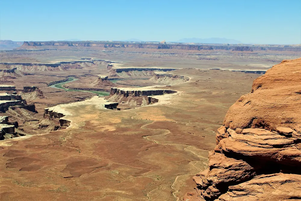 Blick vom Green River Overlook über weite Canyonstufen und Tafelberge, unten die Windungen des Green River