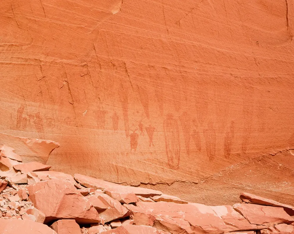 Felszeichnungen im Horseshoe Canyon, Ziel des Weges ab dem Wegeinstieg: Figuren an einer roten Sandsteinwand