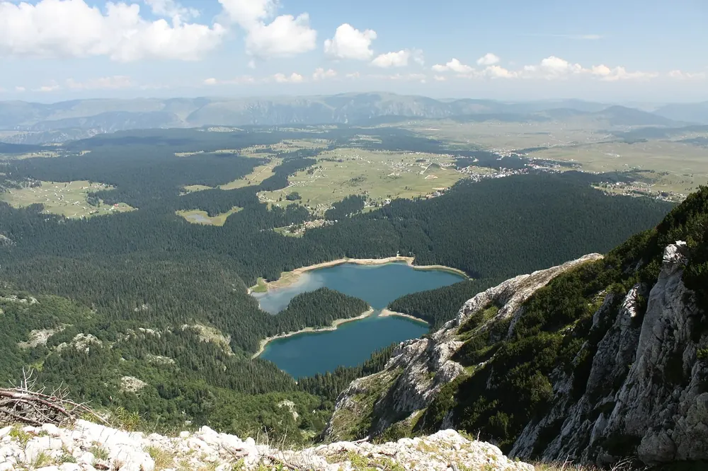 Blick vom Mali Međed hinab auf den zweigeteilten Schwarzen See (Crno jezero) inmitten dichter Nadelwälder