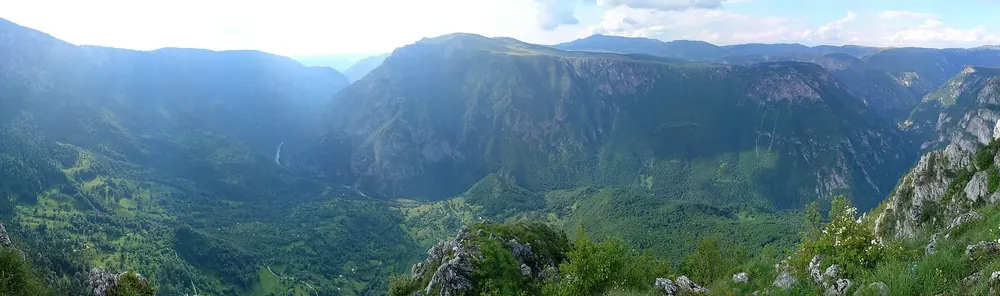 Panorama vom Aussichtspunkt Ćurevac über die bewaldete, tief eingeschnittene Tara-Schlucht und umliegende Bergrücken