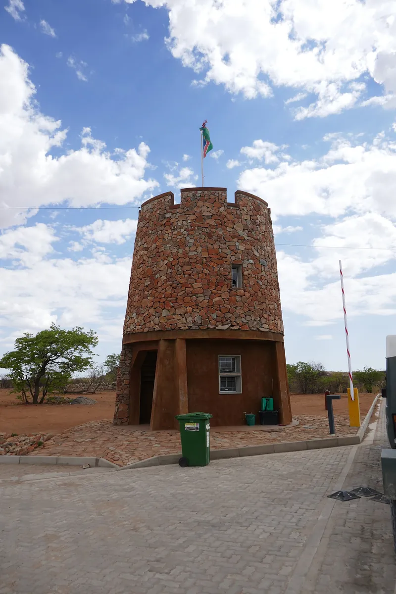 Galton Gate: runder, gemauerter Torturm mit Zinnen am westlichen Zugang zum Etosha-Nationalpark