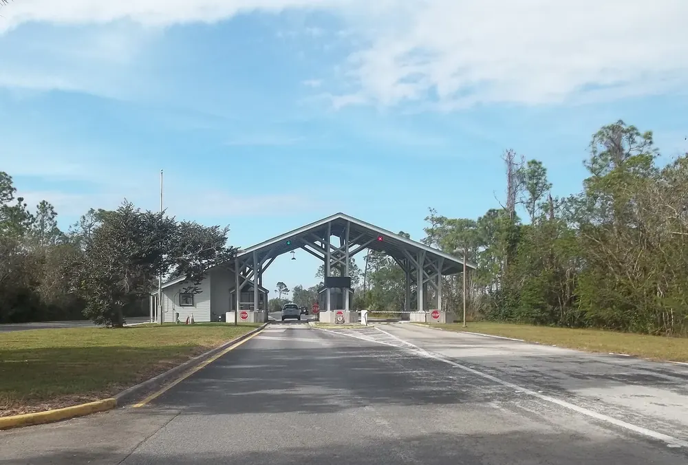 Haupteingang des Everglades-Nationalparks bei Homestead: Kassenhäuschen unter einem großen Giebeldach über der Zufahrt