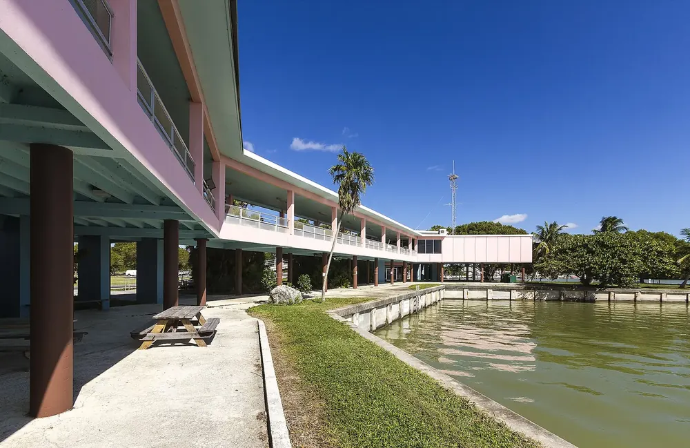 Flamingo Visitor Center (Guy Bradley Visitor Center): zweistöckiger Bau auf Stützen am Wasser mit Palmen