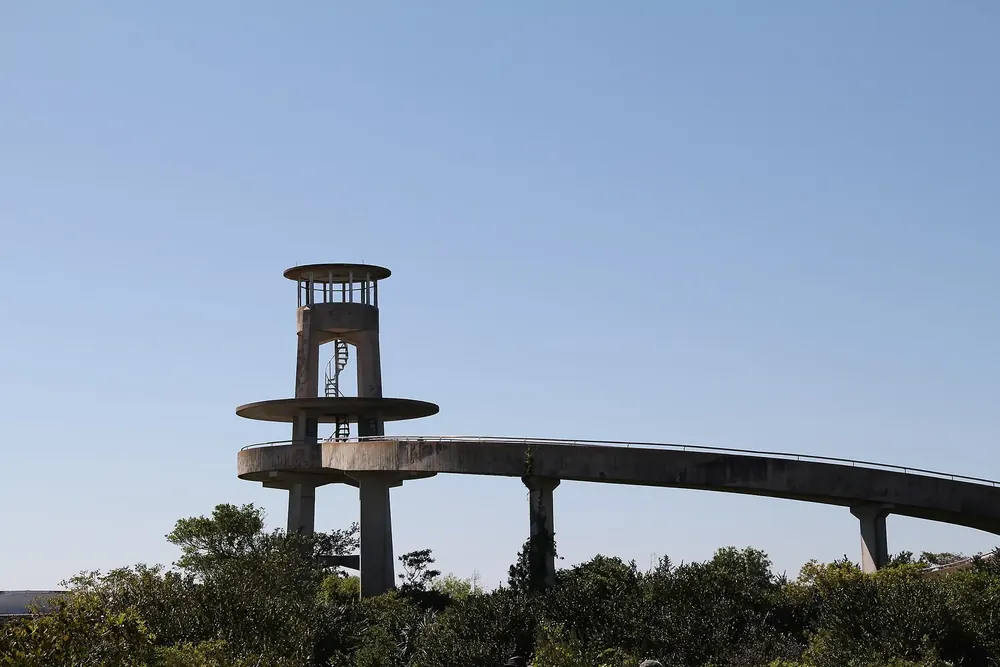 Aussichtsturm im Shark Valley: runder Betonturm mit spiralförmiger Rampe über der flachen Sumpflandschaft