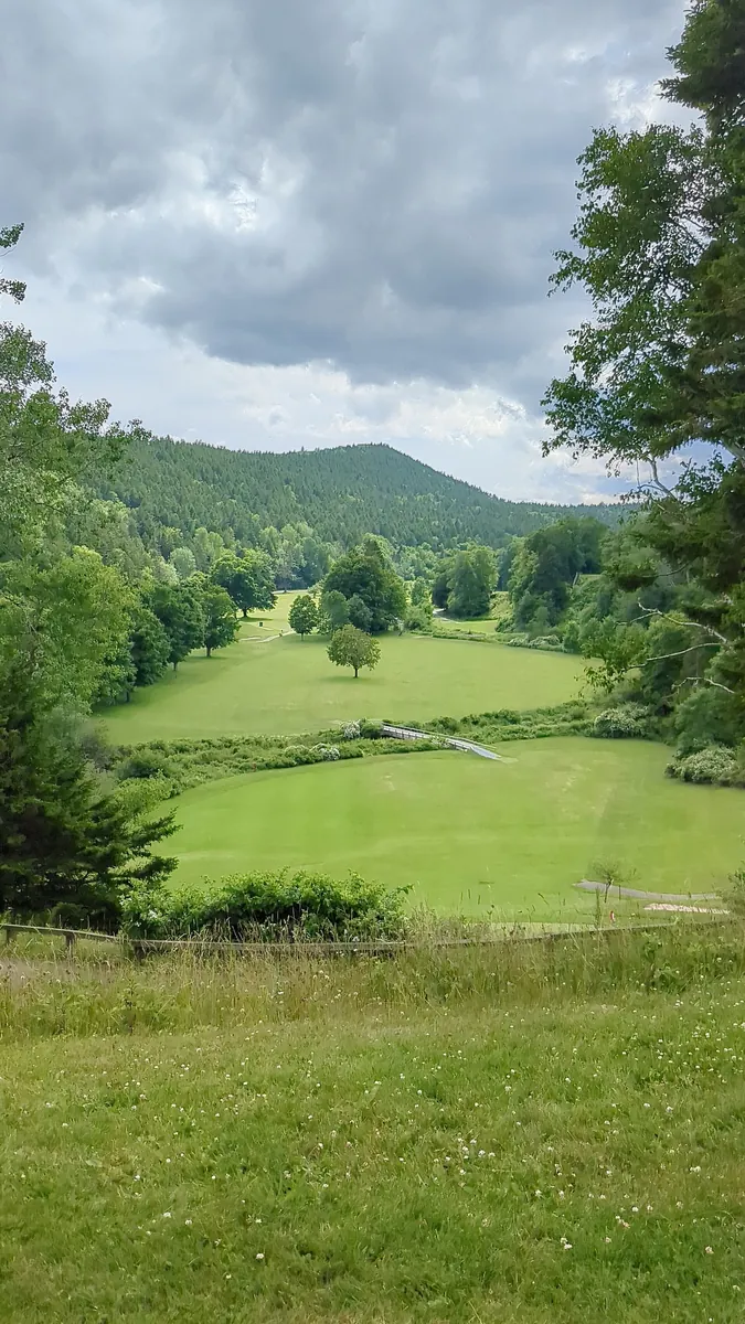 Golfplatz im Fundy-Nationalpark: grüne Fairways in einem Tal zwischen dicht bewaldeten Hügeln