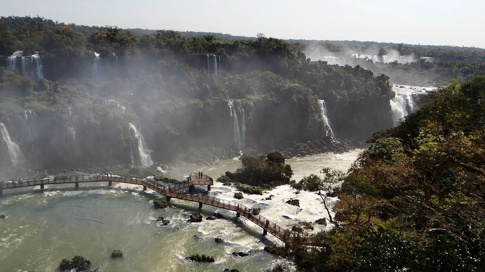 Der Steg der brasilianischen Seite von oben: Er führt über Stromschnellen auf die Garganta del Diablo zu, ringsum Wasserfälle und Gischt