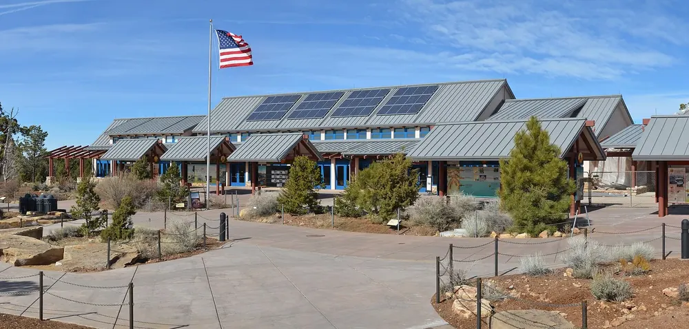 Grand Canyon Visitor Center am South Rim: flache Gebäude mit Solardächern, Vorplatz und Fahnenmast
