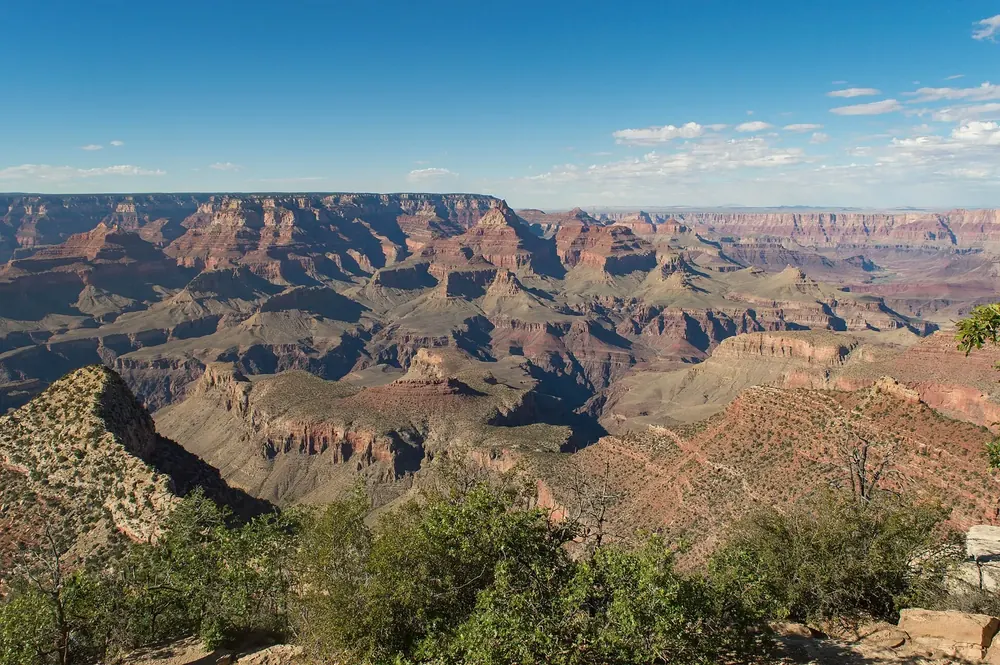 Blick vom Grandview Point nach Nordosten über die rot und grau gestuften Felswände des Grand Canyon