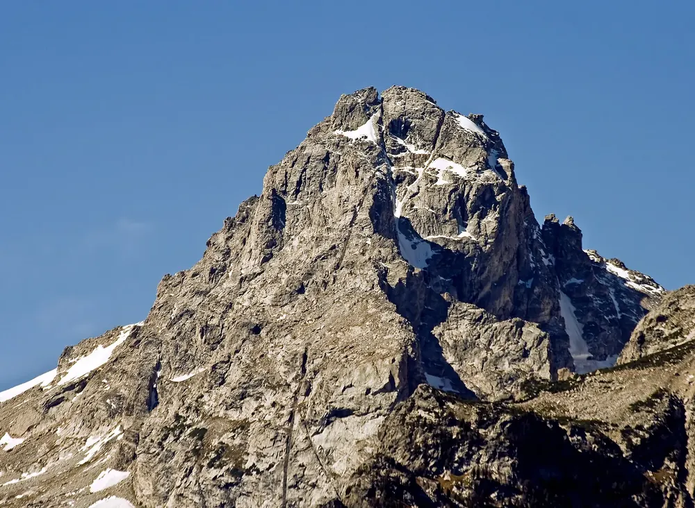 Middle Teton vom Aussichtspunkt Teton Point: felsiger Gipfel mit Schneeresten vor tiefblauem Himmel