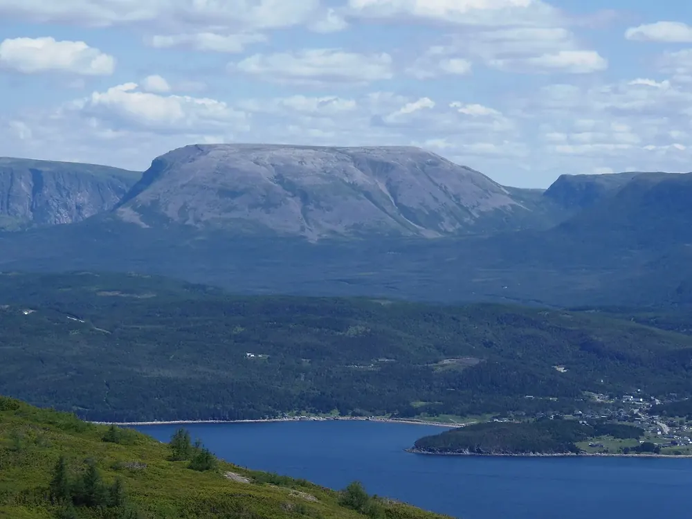 Blick vom Lookout Trail am Discovery Centre Woody Point über die Bonne Bay zum Tafelberg Gros Morne