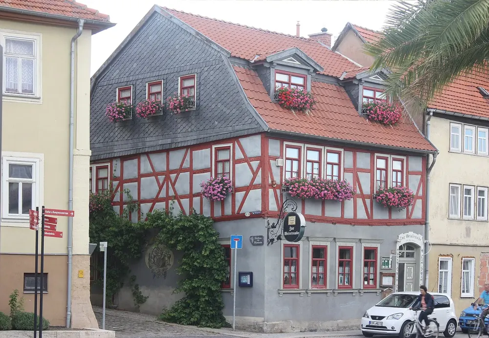 Restaurant Zur Weintraube in Bad Langensalza: Fachwerkhaus mit rotem Dach und Blumenkästen in der Altstadt