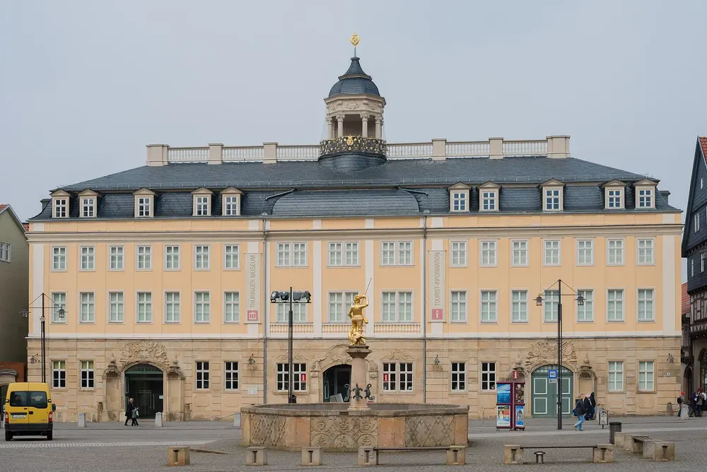 Stadtschloss am Markt in Eisenach: barocker Bau mit Türmchen, davor der Marktbrunnen mit goldener Figur