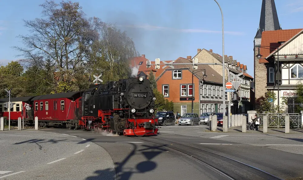 Dampfzug der Harzer Schmalspurbahnen überquert die Straßenkreuzung am Westerntor in Wernigerode