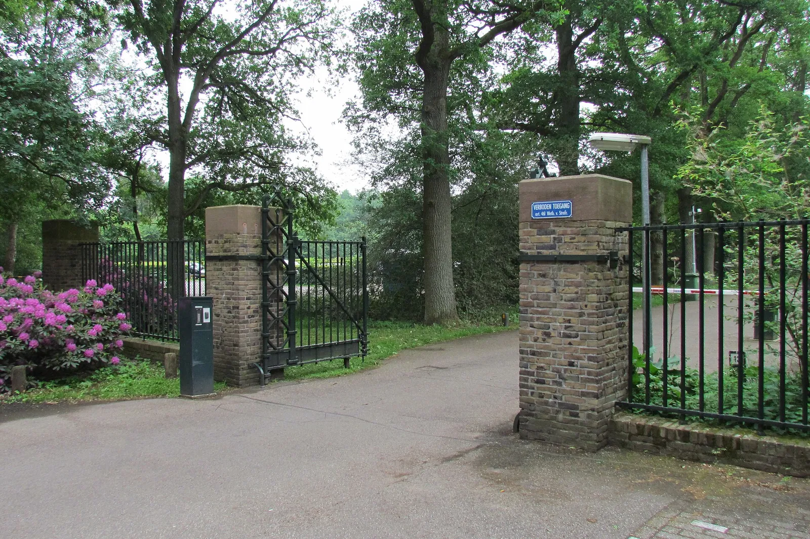 Das historische Tor am Eingang Hoenderloo des Nationalparks De Hoge Veluwe am Houtkampweg