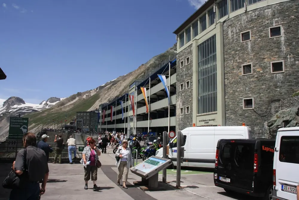 Besucherzentrum Kaiser-Franz-Josefs-Höhe: großes Steingebäude mit Parkdeck an der Großglockner-Hochalpenstraße