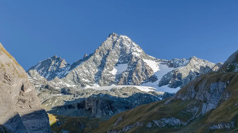 Blick vom Parkplatz des Lucknerhauses auf den Großglockner mit Gletscherflanken über grünen Hängen