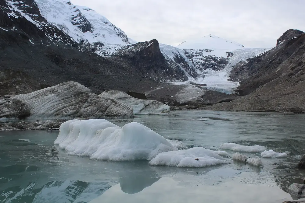 Pasterze: Gletscherzunge unter dem Großglockner, davor ein Gletschersee mit treibenden Eisbrocken