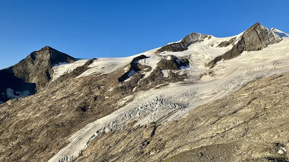 Schlatenkees: zerklüftete Gletscherzunge unter Kristallwand, Hohem Zaun und Schwarzer Wand bei klarem Himmel