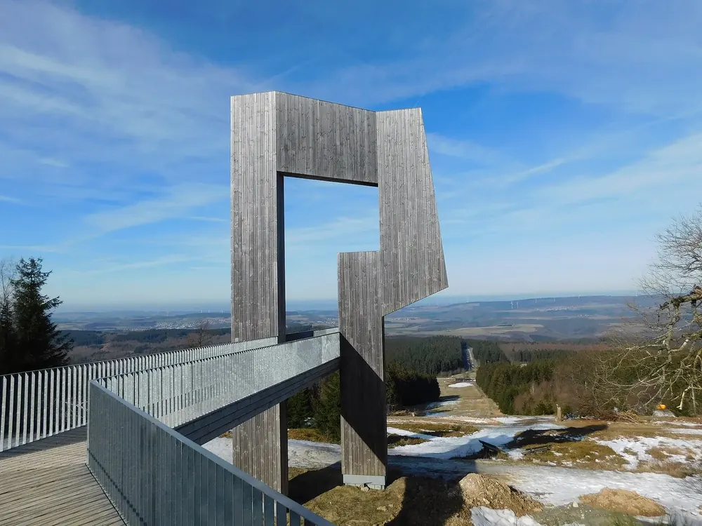Begehbare Holzskulptur Windklang auf der Aussichtsplattform am Erbeskopf, dahinter Weitblick über den Hunsrück