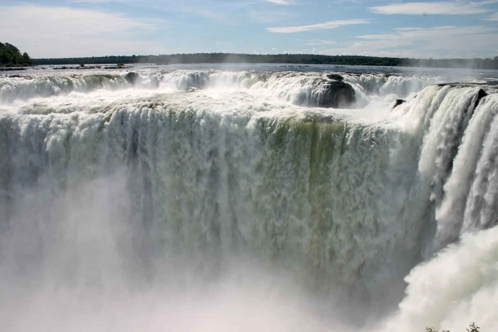 Blick vom Aussichtssteg in die Garganta del Diablo im Iguazú-Nationalpark: hufeisenförmige Fallkante, tosende Wassermassen und aufsteigende Gischt
