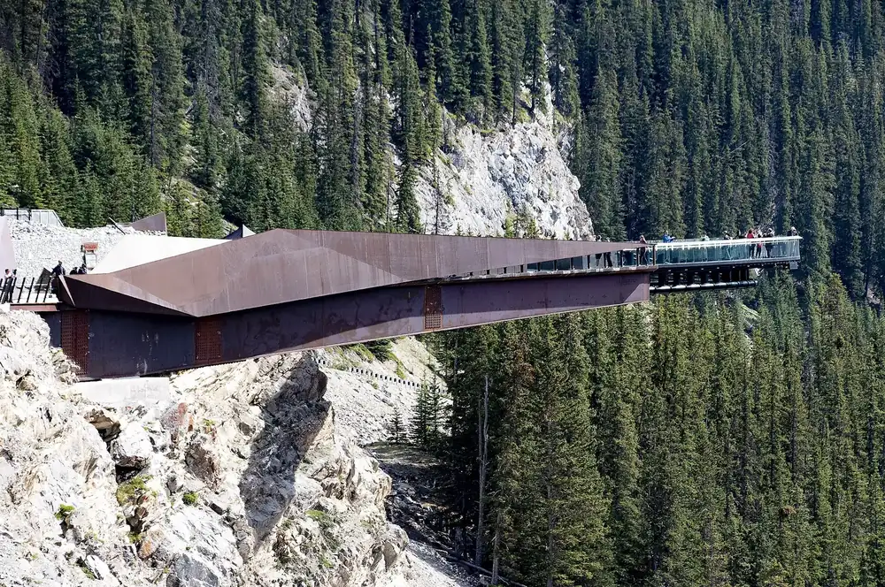 Glacier Skywalk: Aussichtsplattform mit Glasboden ragt über die Schlucht des Sunwapta River, ringsum Nadelwald