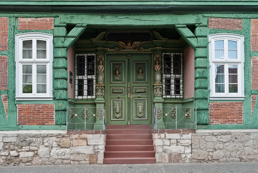 Hartwigsches Haus in Korbach: prächtiges grünes Barockportal mit Freitreppe in einer Fachwerkfassade