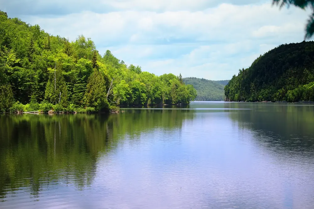Lac à la Pêche im Nationalpark La Mauricie: stiller See mit Spiegelung zwischen dicht bewaldeten Ufern