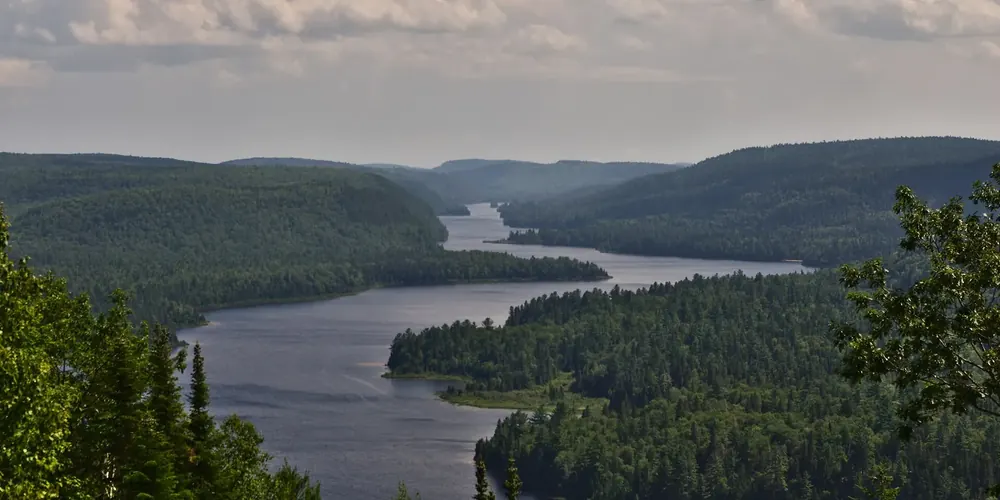 Blick vom Belvédère Le Passage auf den langgestreckten Lac Wapizagonke zwischen dicht bewaldeten Hügeln