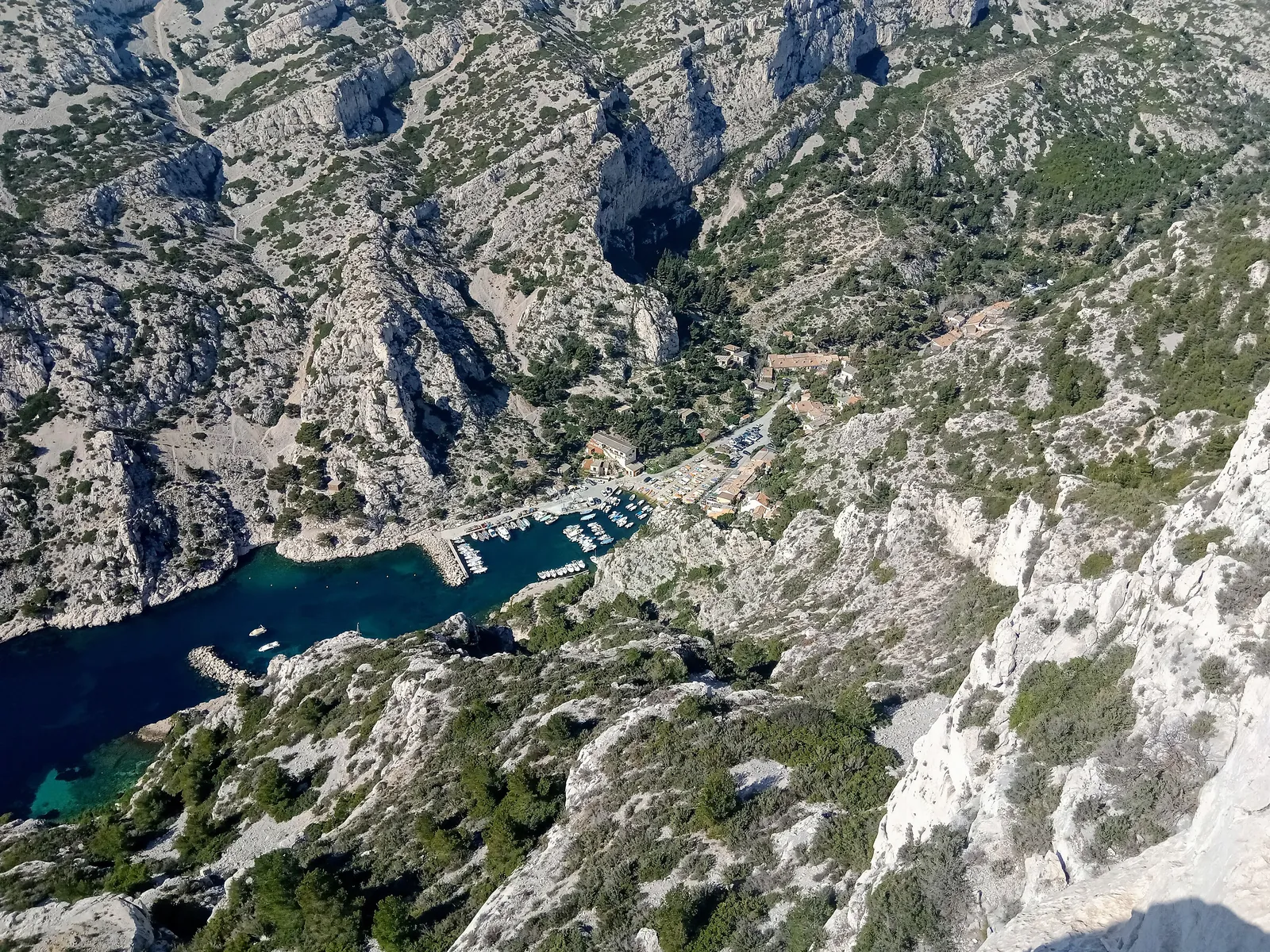 Blick vom Belvédère de Sugiton im Nationalpark Calanques hinab auf die Calanque de Morgiou zwischen steilen Kalkwänden