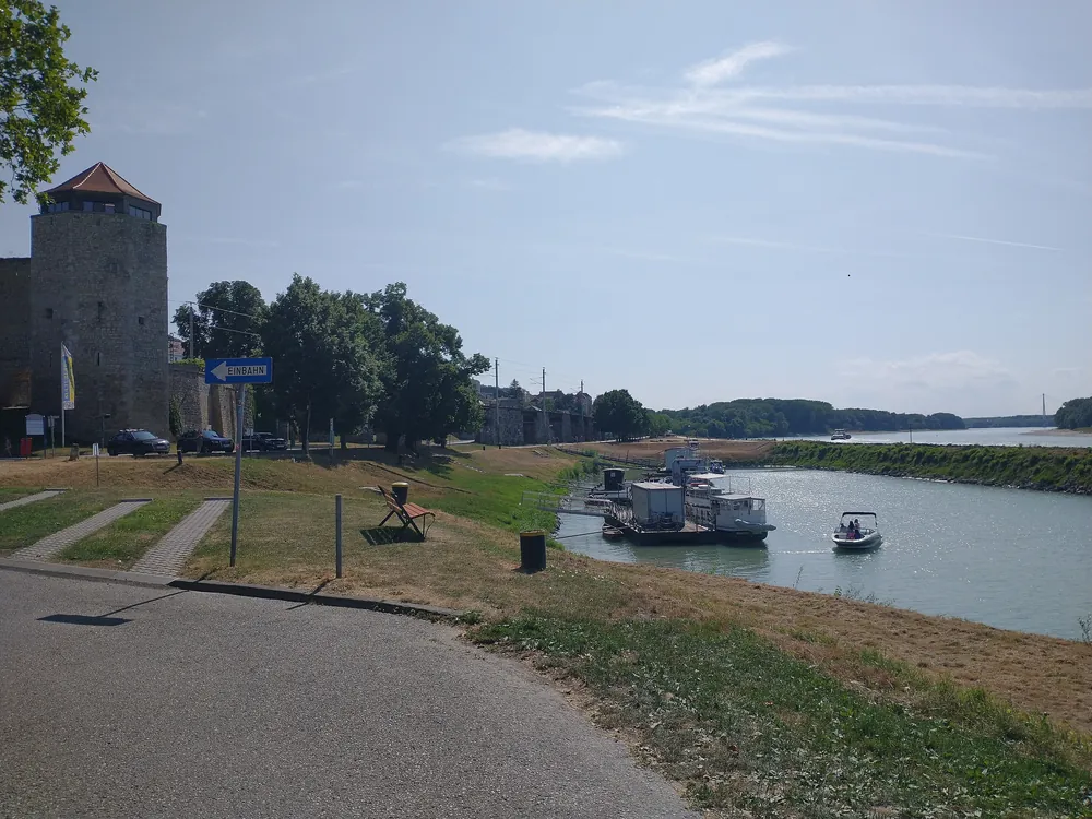 Die Donaulände in Hainburg mit Uferweg und Booten an der Donau, Ausgangspunkt der Wanderwege in den Nationalpark Donau-Auen