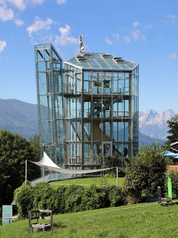 Der gläserne Panoramaturm Wurbauerkogel, Besucherzentrum des Nationalpark Kalkalpen bei Windischgarsten, mit Lift und Aussichtsplattform