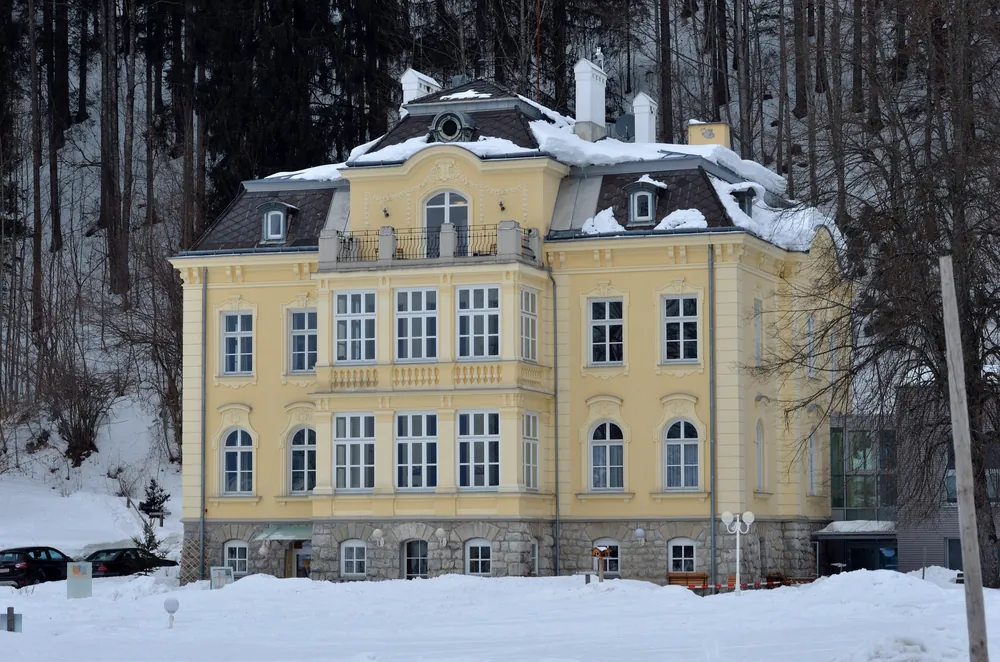 Die gelbe Jugendstilvilla Sonnwend in Roßleithen, Lodge des Nationalpark Kalkalpen, im Winter mit Schnee