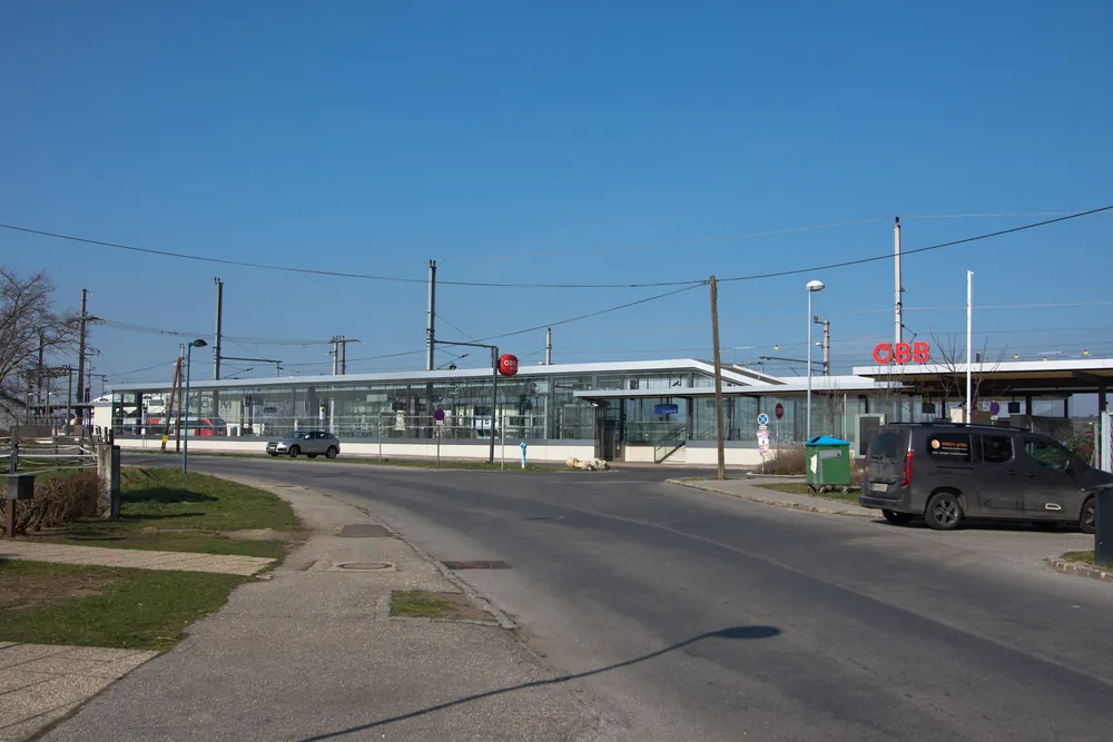 Straßenseitige Ansicht des Bahnhofs Neusiedl am See, Anreise zum Nationalpark Neusiedler See – Seewinkel