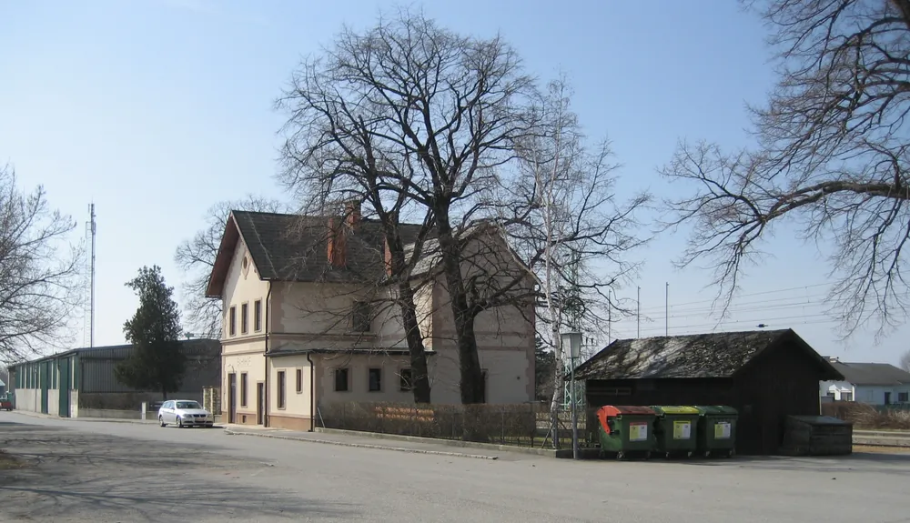Bahnhofsgebäude von Pamhagen im Süden des Seewinkels, Anreise zum Nationalpark Neusiedler See – Seewinkel