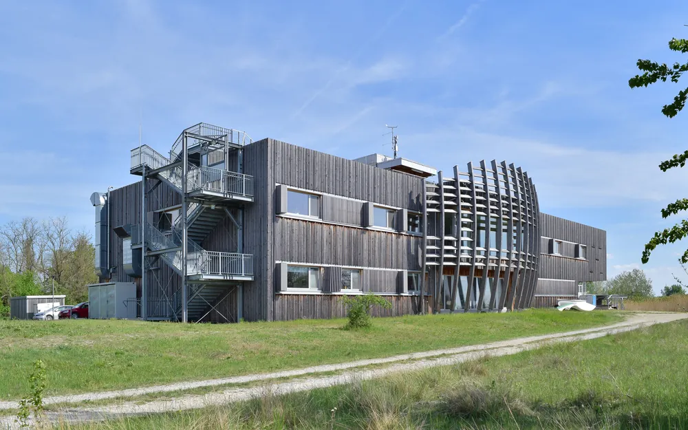 Der holzverkleidete Neubau der Biologischen Station Neusiedler See am Schilfgürtel bei Illmitz im Nationalpark Neusiedler See – Seewinkel