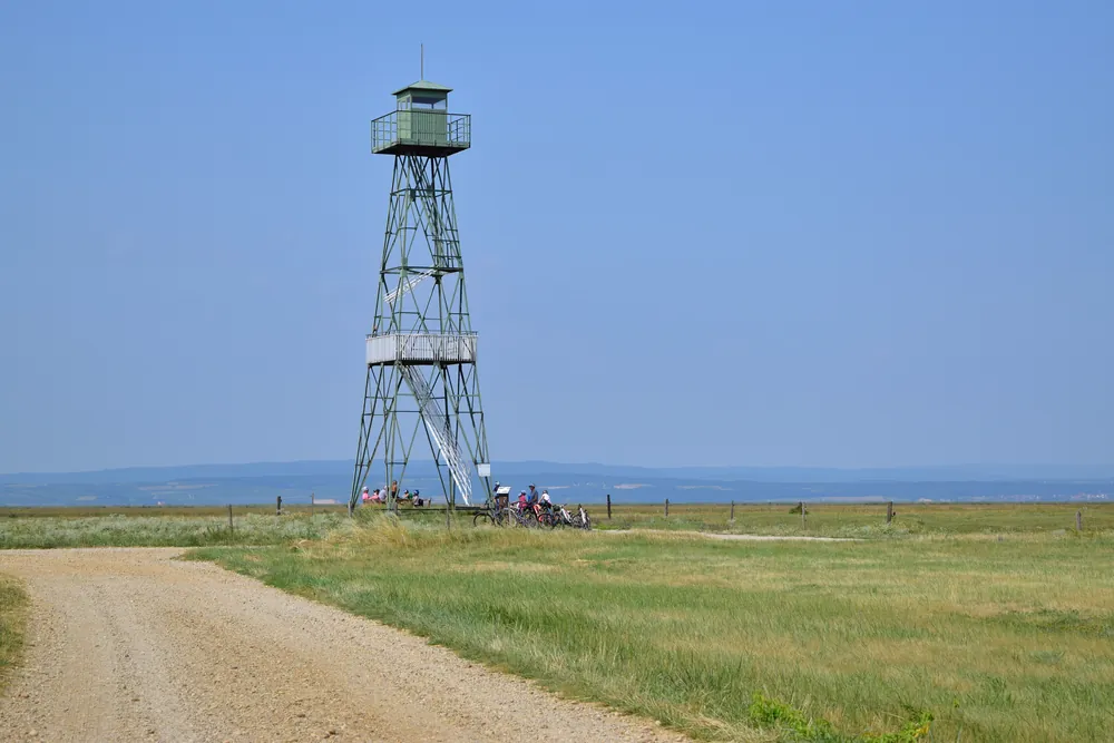 Ehemaliger ungarischer Grenzwachturm aus Stahl an der Graurinderkoppel im Nationalpark Neusiedler See – Seewinkel