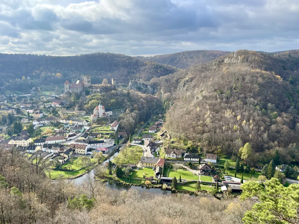 Blick von der Hardegger Warte auf tschechischer Seite hinab auf Hardegg und die bewaldeten Hänge am Nationalpark Thayatal