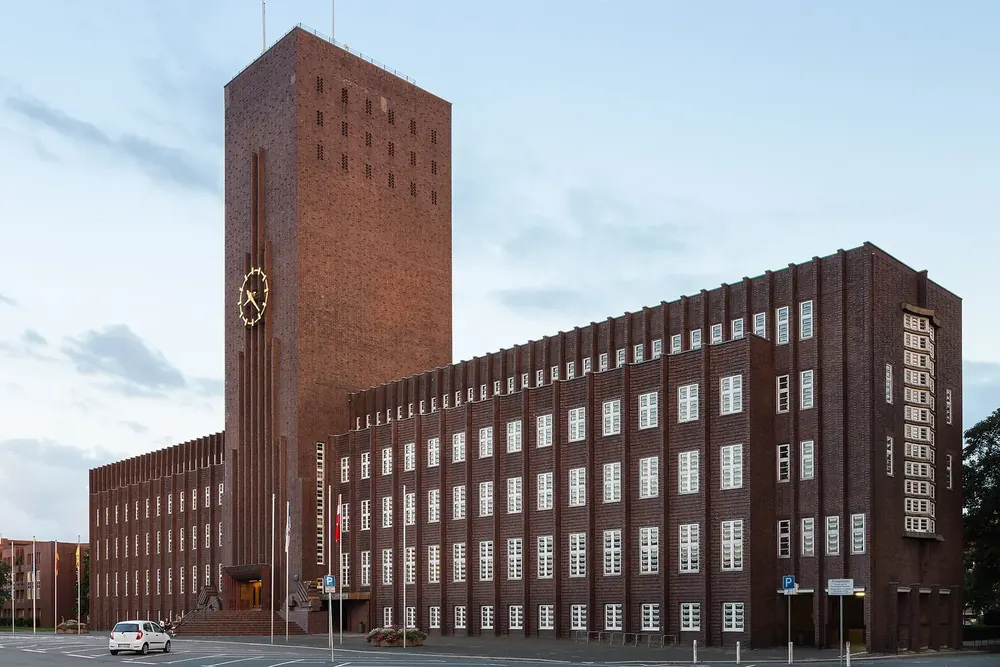 Rathaus von Wilhelmshaven: monumentaler Backsteinbau mit hohem Uhrturm unter blauem Himmel
