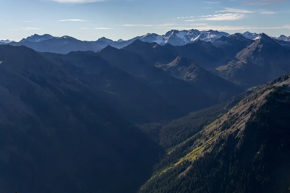 Blick vom Obstruction Point Trailhead in tief eingeschnittene Täler, dahinter die Gipfelketten der Olympic Mountains