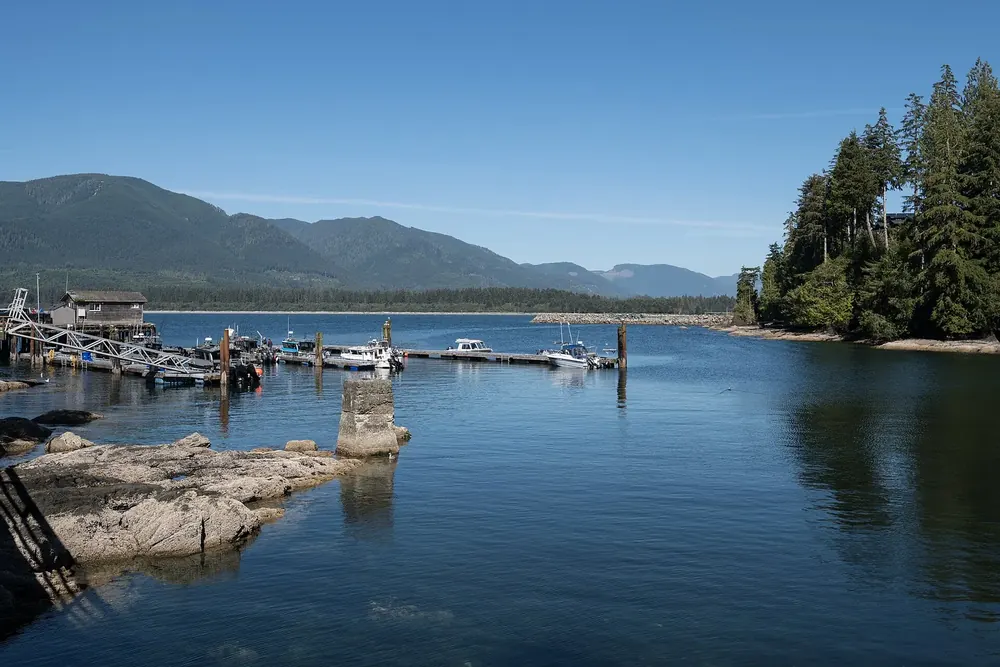 Government Dock in Port Renfrew: Bootsanleger und Stege in einer ruhigen Bucht vor bewaldeten Bergen