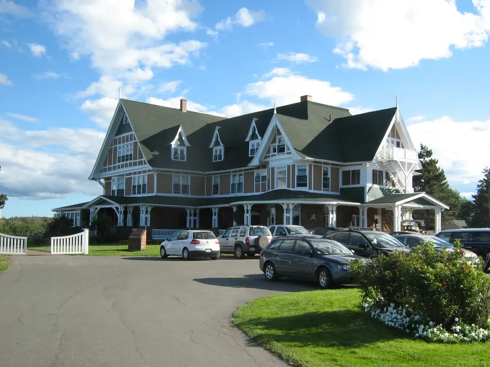 Hotel Dalvay-by-the-Sea: historisches Landhaus mit Giebeln und umlaufender Veranda, davor Zufahrt und Rasen