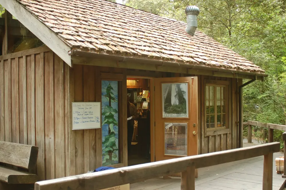 Kleines Besucherzentrum aus Holz im Jedediah Smith Campground mit Schindeldach, Veranda und offener Tür