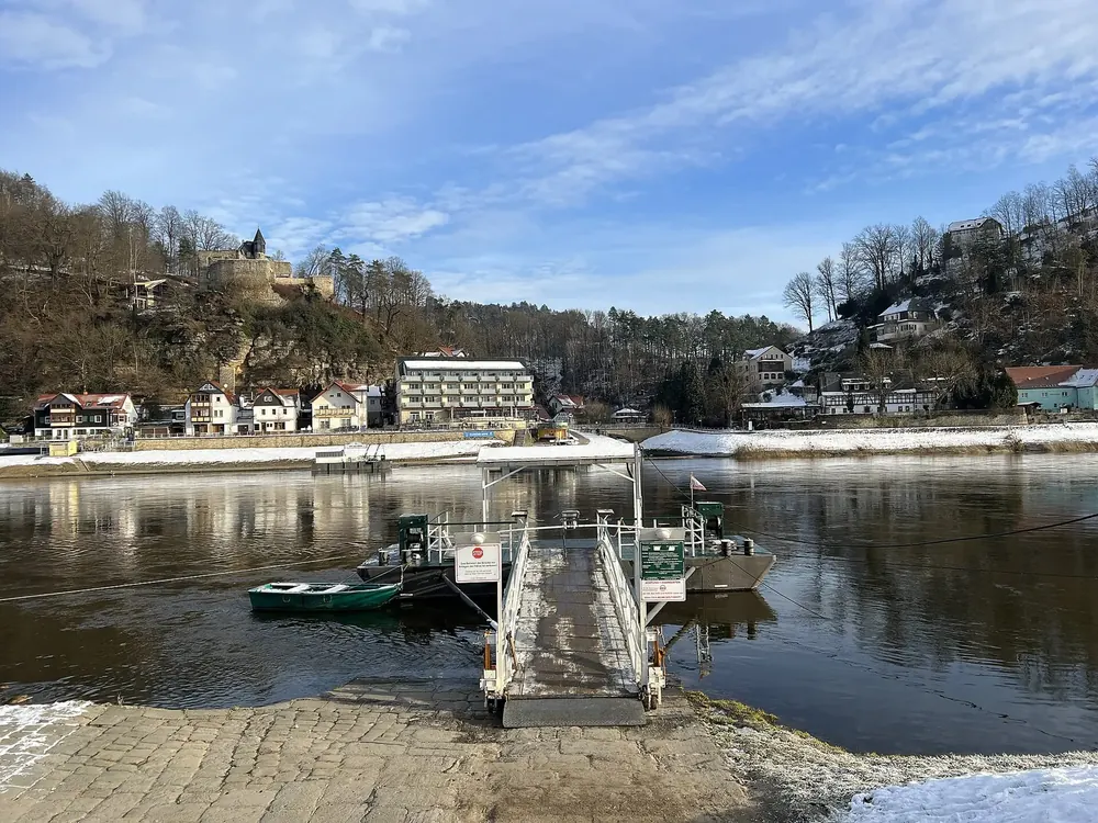 Fährstelle Oberrathen: Anleger und Gierseilfähre auf der Elbe, gegenüber Niederrathen mit Häusern vor Felshängen